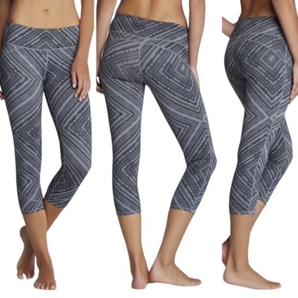 Fabletics Pants - Fabletics Lima Gray Taos Geometric Capri Leggings Extra Large